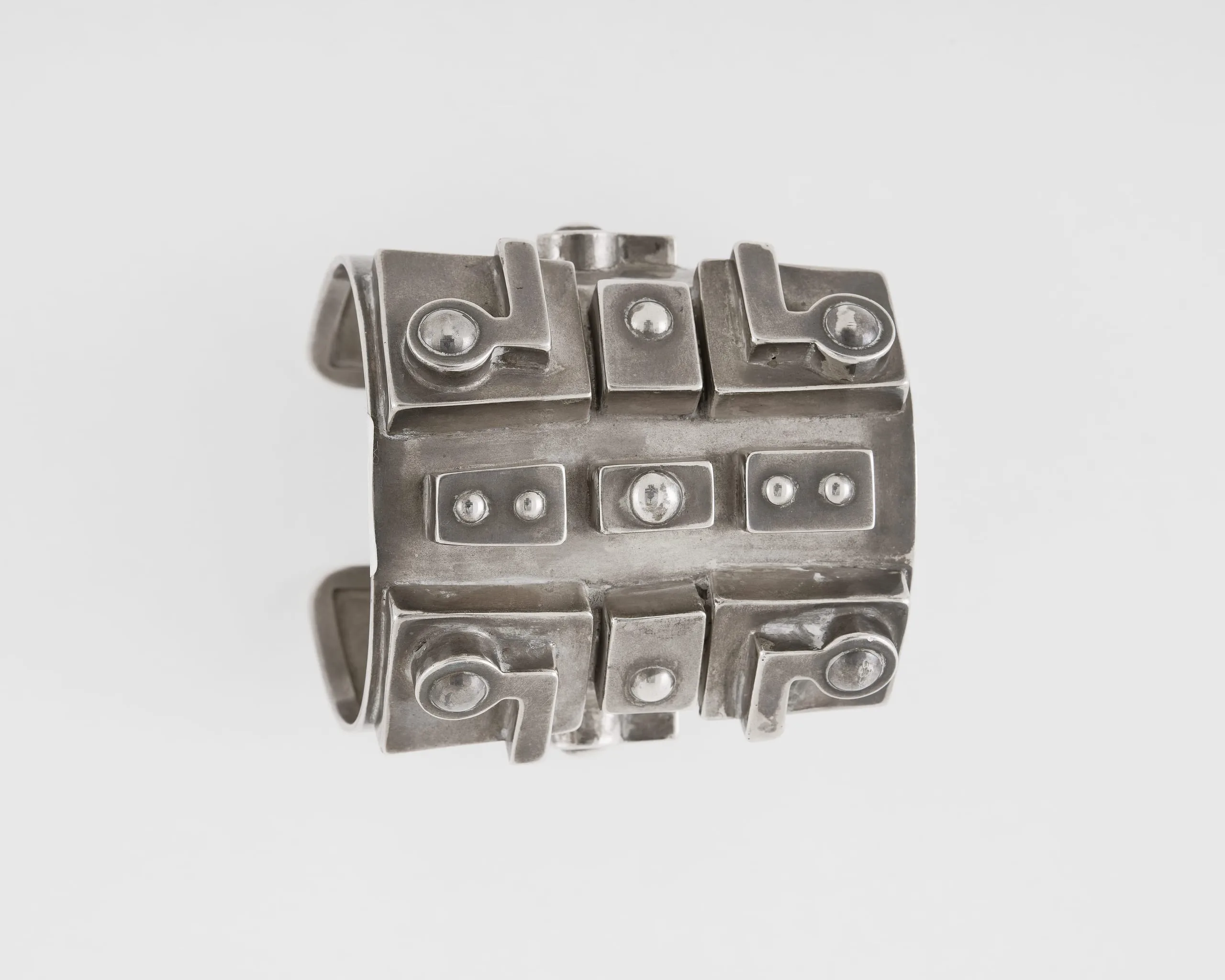 Cuff with Stylized Ancient Motifs (Brazalete con motivos antiguos estilizados)