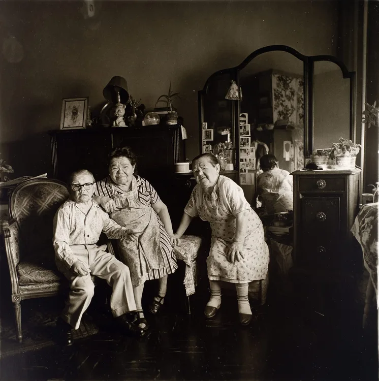 Diane Arbus, Russian Midget Friends in a Living Room on 100th